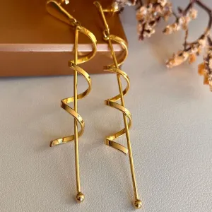 Brinco Longo com caminho e detalhe ondulado