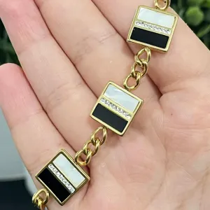 Pulseira com pingente quadrado em aço