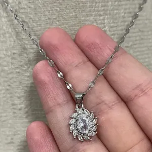 Colar com pingente com pedras de cristal em aço