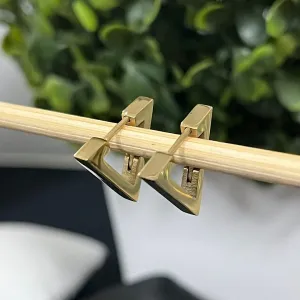 Brinco argolinha triangular no aço
