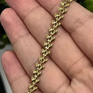 Pulseira com folhinhas em aço dourado