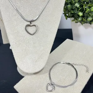 Pulseira com pingente de coração em aço