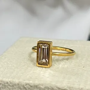 Anel com pedra no aço dourado