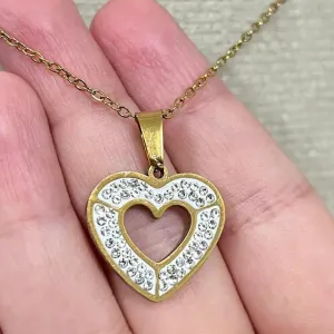 Colar com pingente coração vazado com extrass no aço