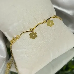 Pulseira com pingentes de flor