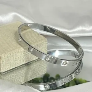 Bracelete de aço com pedras cravejadas