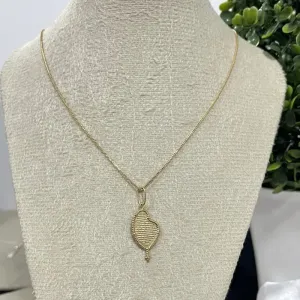 Corrente dourado com pingente