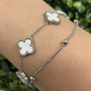 Pulseira dupla com trevo branco