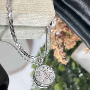Pulseira fita com pingente de São Bento