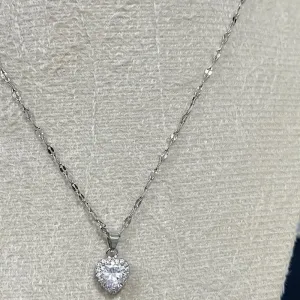 Colar com pingente com pedras de cristal