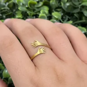 Anel do abraço de aço dourado