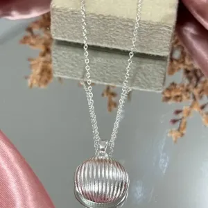 Corrente com pingente meio esfera