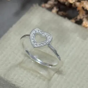 Anel coração vazado com pedras cravejadas