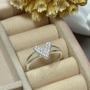 Anel V com pedras cravejadas