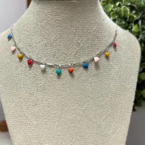 Colar com coração colorido