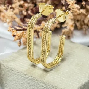 Brinco meio argola quadrada