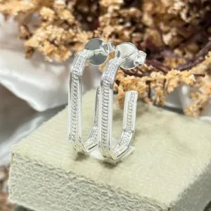 Brinco meio argola quadrada