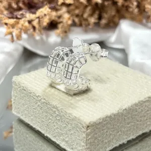 Brinco quadriculado meio argola largo