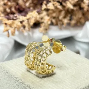 Brinco quadriculado meio argola largo