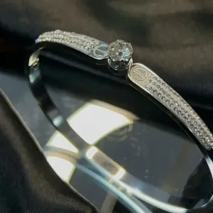 Bracelete de aço com pedras cravejadas