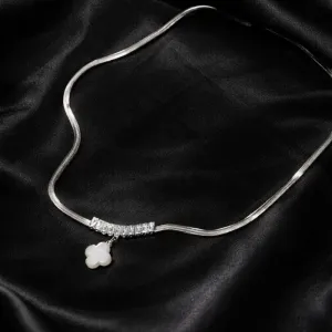 Colar fita com pingente trevo