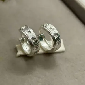 Brinco argola com detalhes trabalhados clic