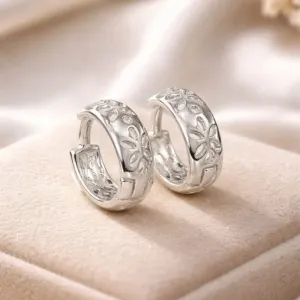 Brinco argola larga com detalhes vazado