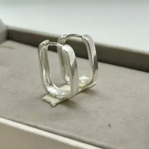 Brinco argola quadrada fecho clic