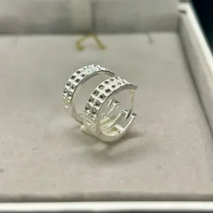 Brinco argola trabalhada fecho clic