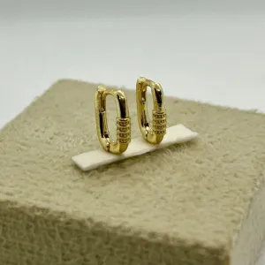 Brinco argolinha com detalhes fecho clic