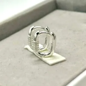 Brinco argolinha com detalhes fecho clic