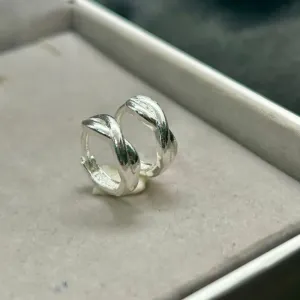 Brinco argolinha com detalhes transado fecho clic