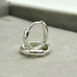 Brinco argolinha lisa fecho clic