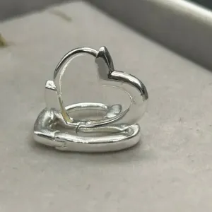 Brinco coração vazado fecho clic