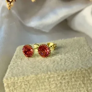 Brinco ponto de luz avermelhado