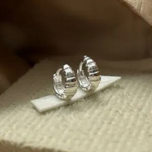 Brinco argola com detalhes