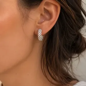 Brinco argola com detalhes quadriculados vazado