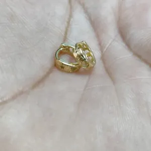Brinco argola com detalhes vazados