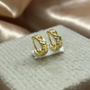 Brinco argola com detalhes vazados