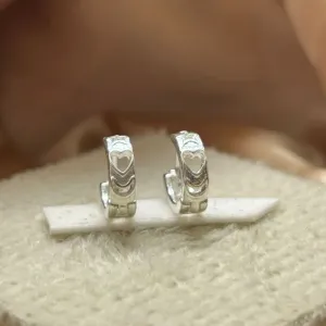 Brinco argola com detalhes vazados
