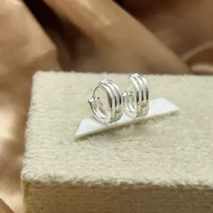Brinco argolinha com detalhes vazado fecho clic