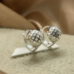 Brinco argolinha com meio esfera vazado fecho clic