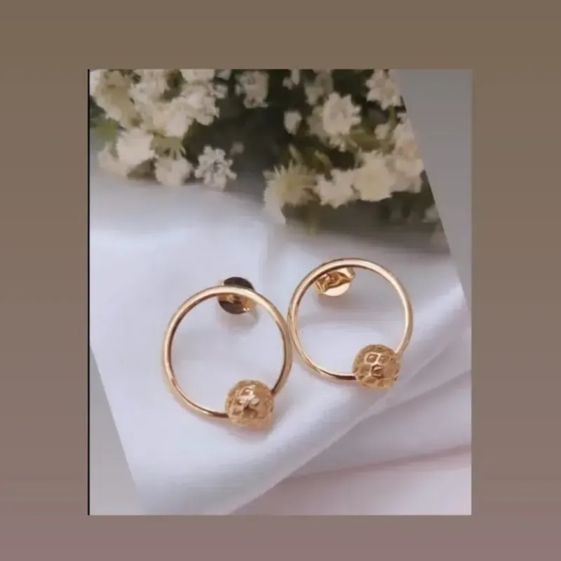 Brinco Argola dourado, com bolinha vazado