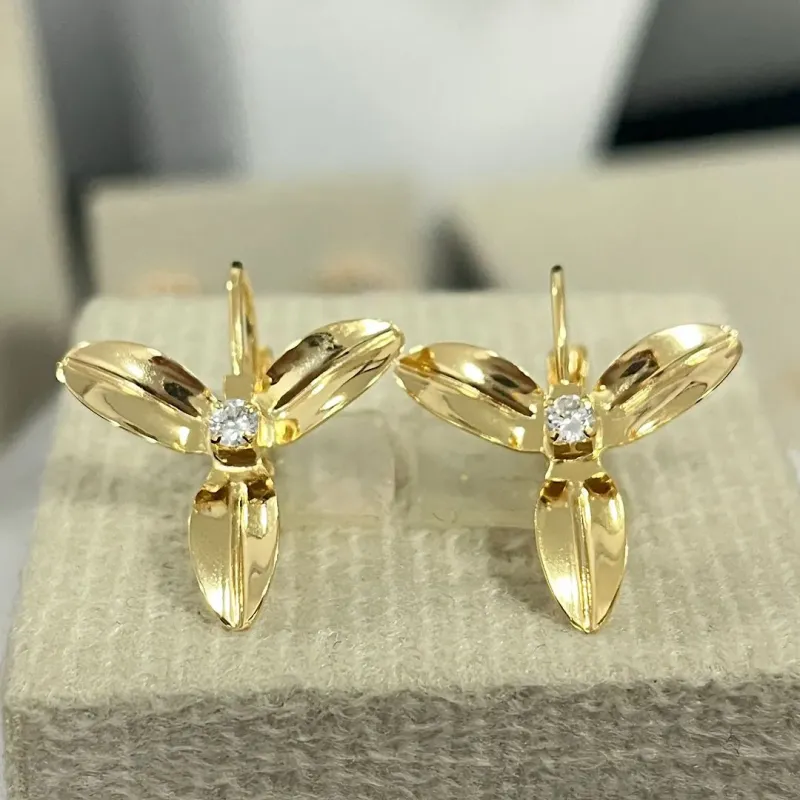 Brinco flor com pedra zircônia