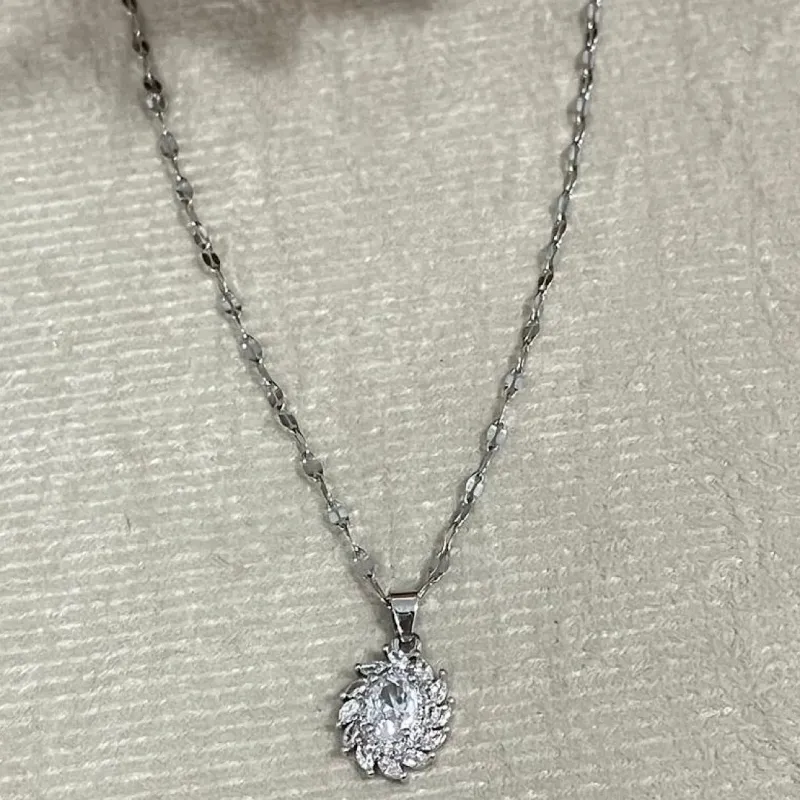 Colar com pingente com pedras de cristal em aço