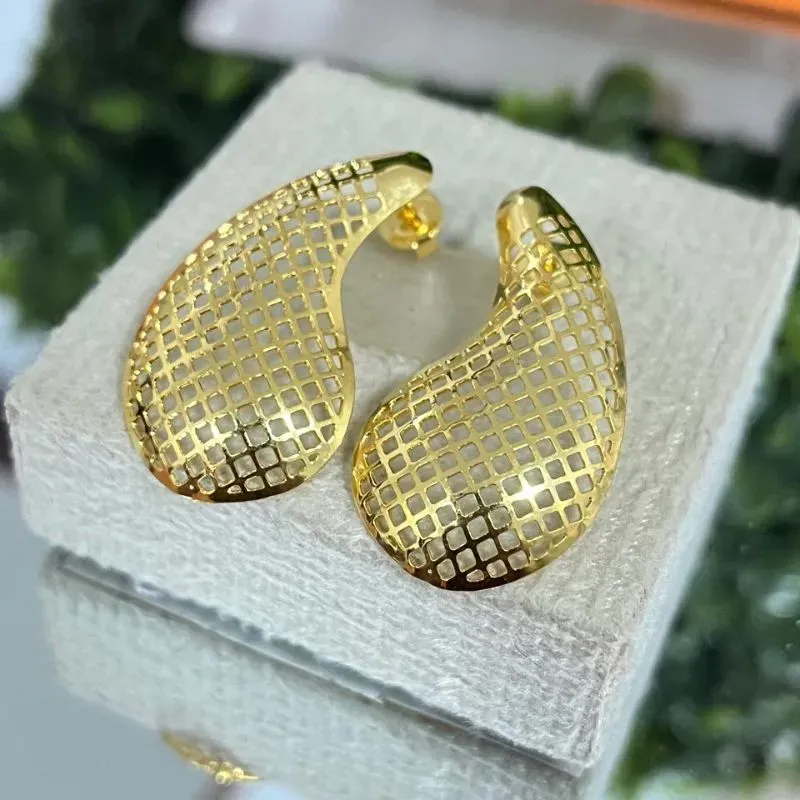 Brinco gota vazado