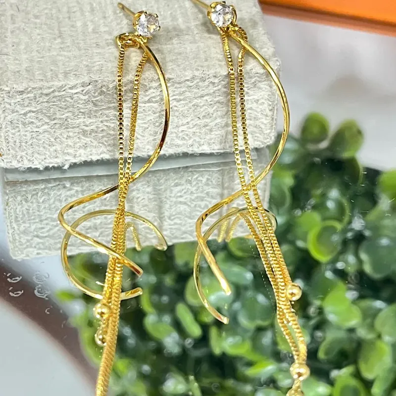 Brinco veneziana com fio