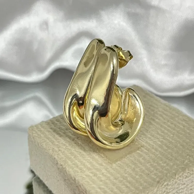 Brincos de argola larga com detalhes