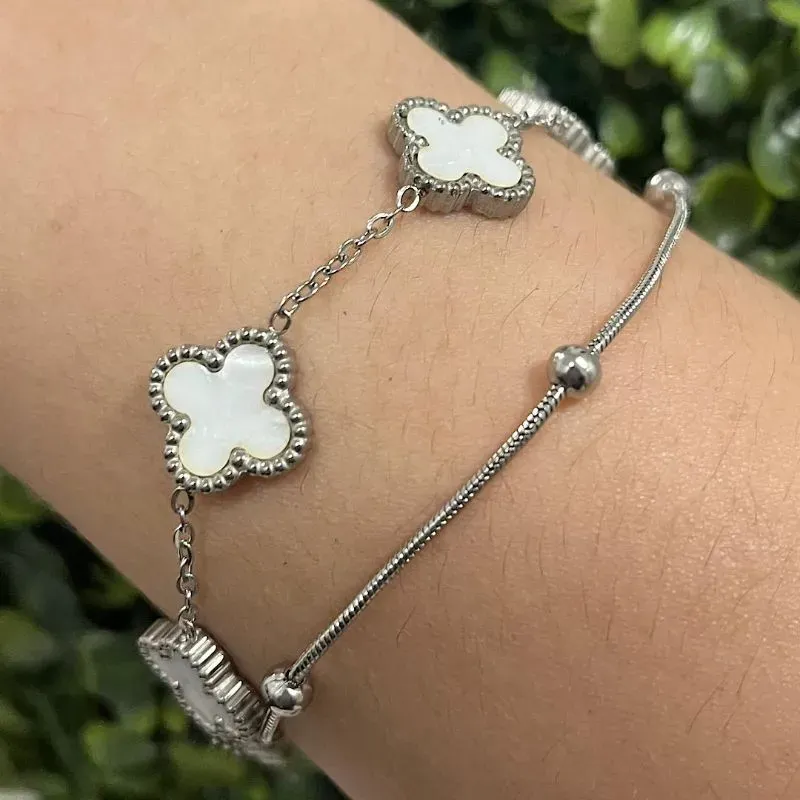 Pulseira dupla com trevo branco