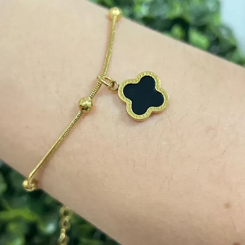 Pulseira esfera com pingente trevo preto